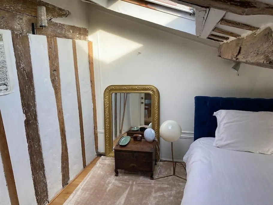 Central Duplex With Panoramic Views Over Paris 0*,